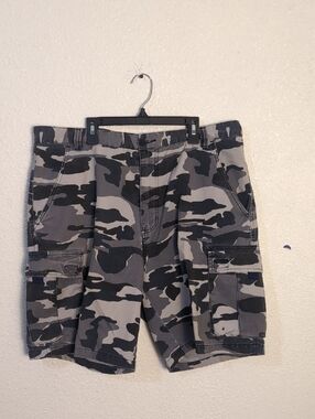 Coliseum Men's Gray Camo Cargo Shorts - Casual Utility